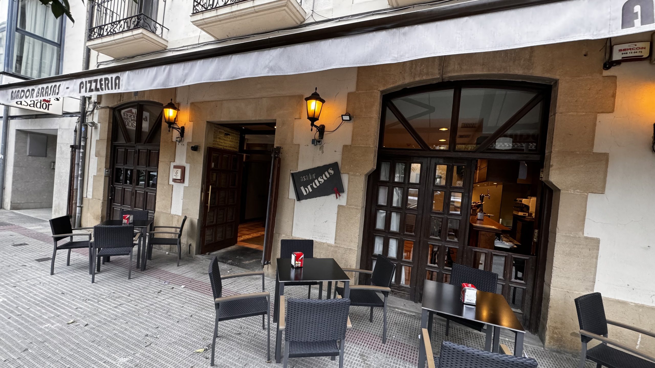 Foto de la entrada a Brasas Asador Pizzería