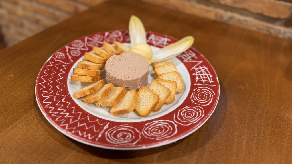 Plato con panecillos y un poco de paté con dos cogollos
