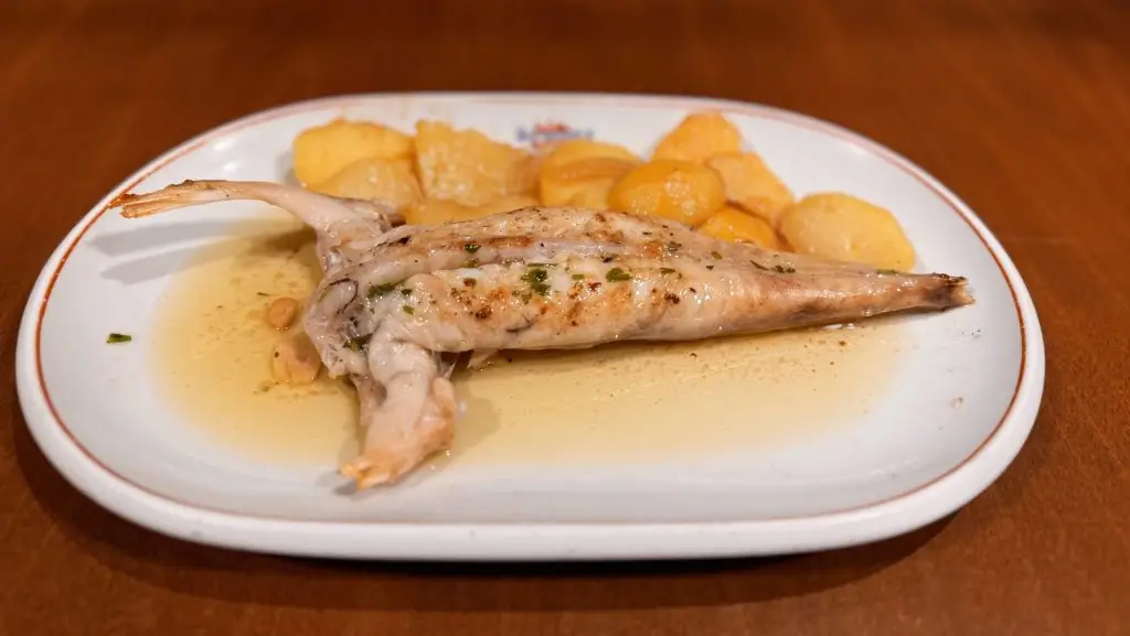 Plato de rapito con patatas panaderas